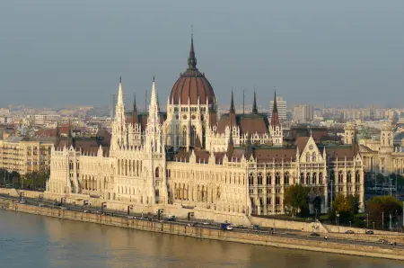 Az országház mészkő burkolatú